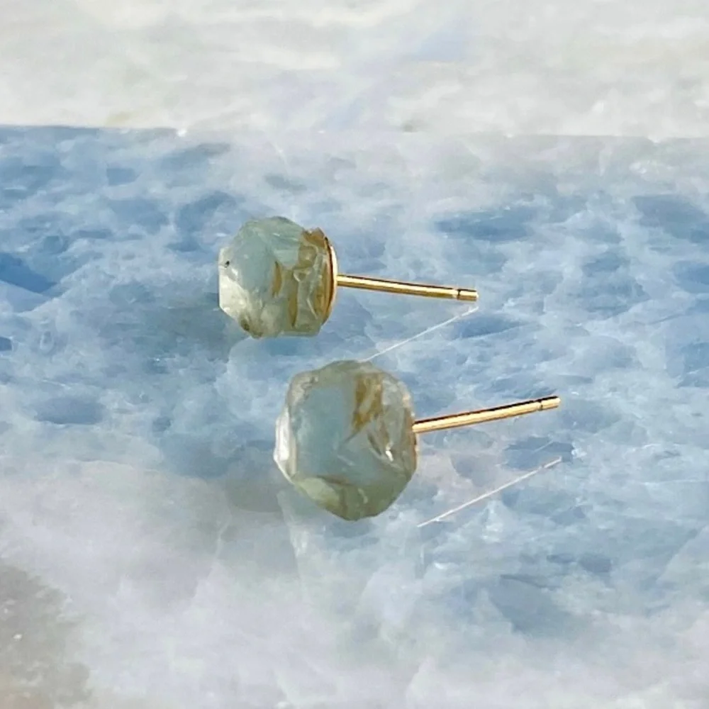 π New Raw Green Amethyst Crystal Stud Gemstone Earrings - Picture 4 of 4